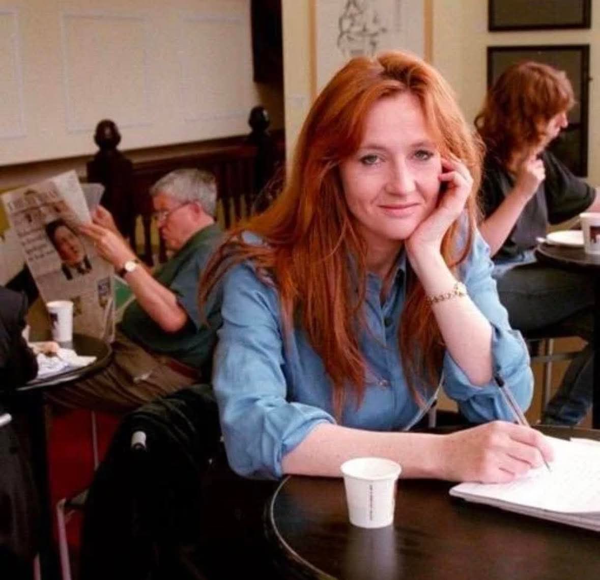 Джоан Роулинг в кафе за работой над рукописью Гарри Поттера 